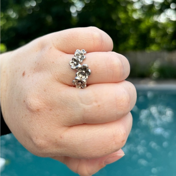 925 Sterling Silver Flower Ring - Picture 2 of 4